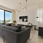 Villa Luxury Aurora With Pool & Large Patio *
