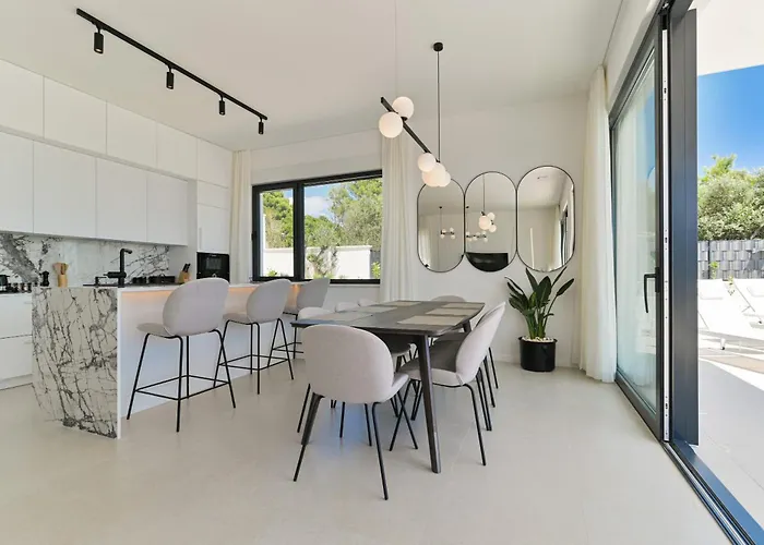 Luxury Aurora With Pool & Large Patio *