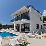Luxury Aurora With Pool & Large Patio Villa