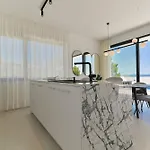 Villa Luxury Aurora With Pool & Large Patio *