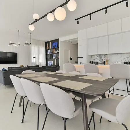 Villa Luxury Aurora With Pool & Large Patio