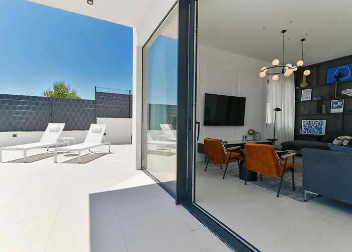 Luxury Aurora With Pool & Large Patio