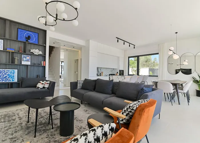Luxury Aurora With Pool & Large Patio