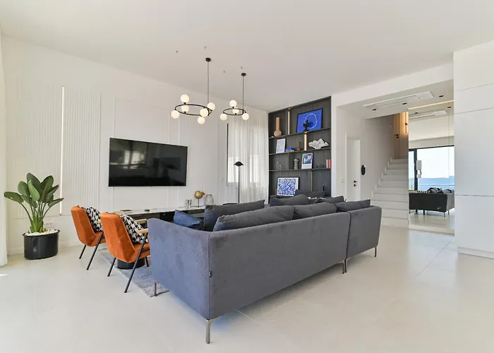 Βίλα Luxury Aurora With Pool & Large Patio Τρογκίρ