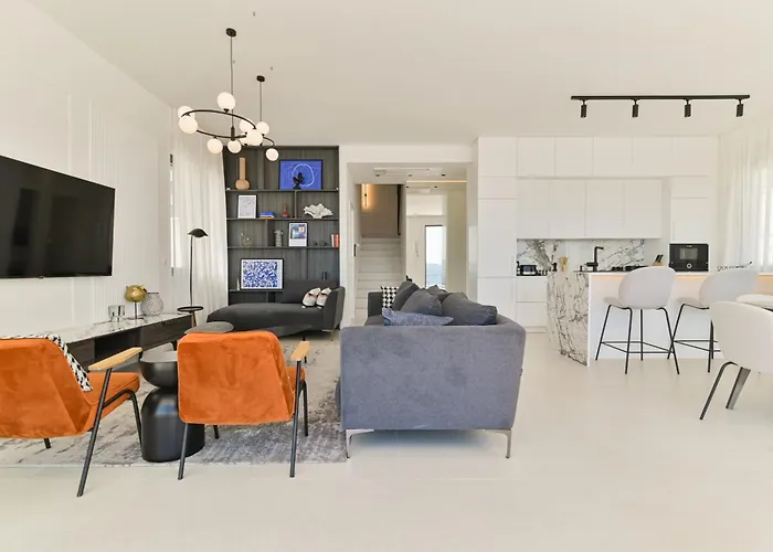 Luxury Aurora With Pool & Large Patio Βίλα Τρογκίρ